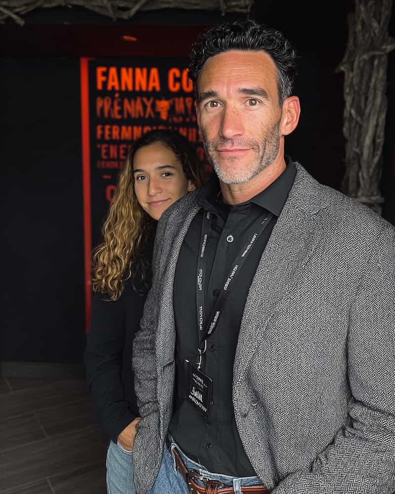 Equipo de anfitriones de Agencia Sojo en evento nocturno en Chile