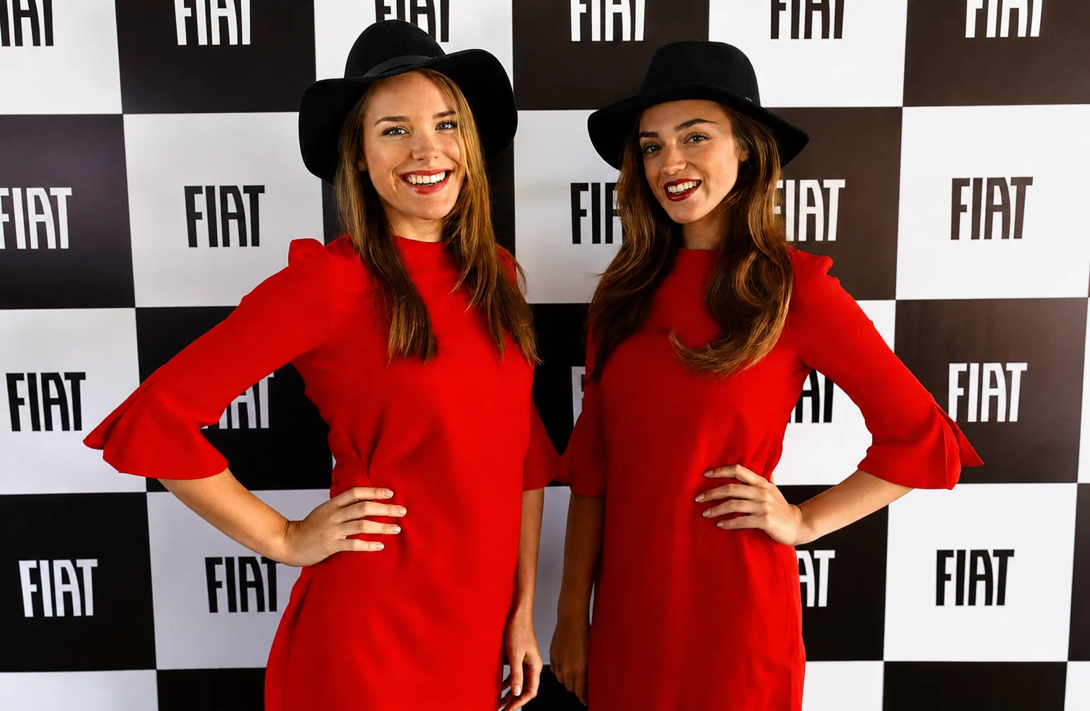 Anfitrionas de marca vestidas de rojo durante un evento corporativo de FIAT