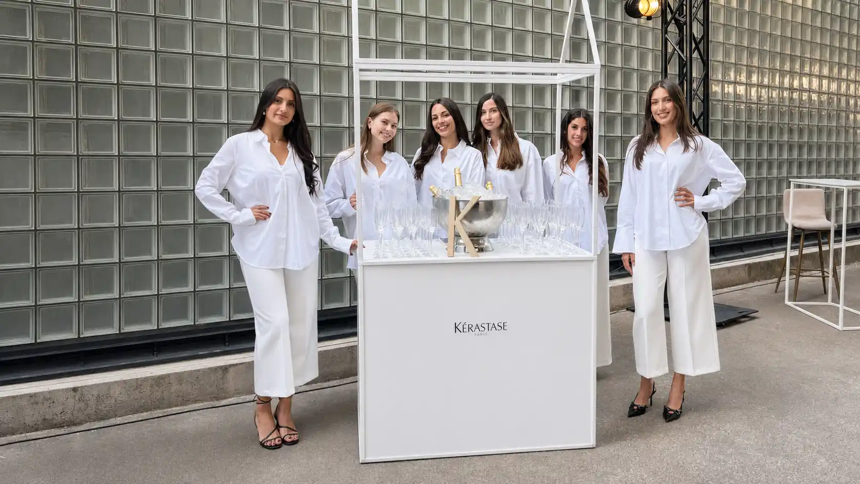 Grupo de anfitrionas de SOJO en el stand de Kérastase Paris durante una activación de marca