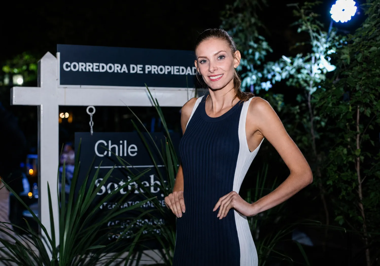 Anfitriona profesional en recepción de evento corporativo de marca
