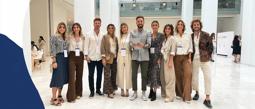 Staff de promotoras y anfitriones en feria comercial de Sojo en Chile